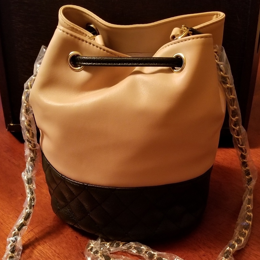 BRAND NEW CHIC /CROSSBODY BAG/HANDBAG - Picture 2 of 2